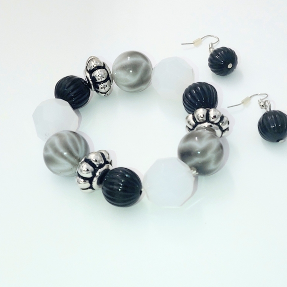 2472EB107. Handmade Black & Silver Bracelet with Earrings. - Picture 6 of 6